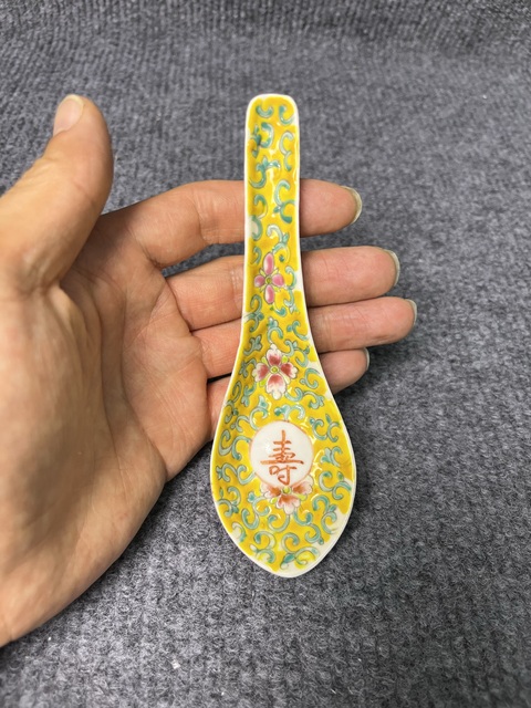 古玩陶瓷黃地粉彩花卉紋壽字紋湯勺真品鑒賞圖