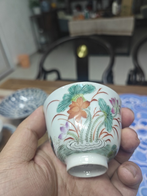 古玩陶瓷清晚期 粉彩外蓮池鴛鴦內金玉滿堂圖茶杯真品鑒賞圖