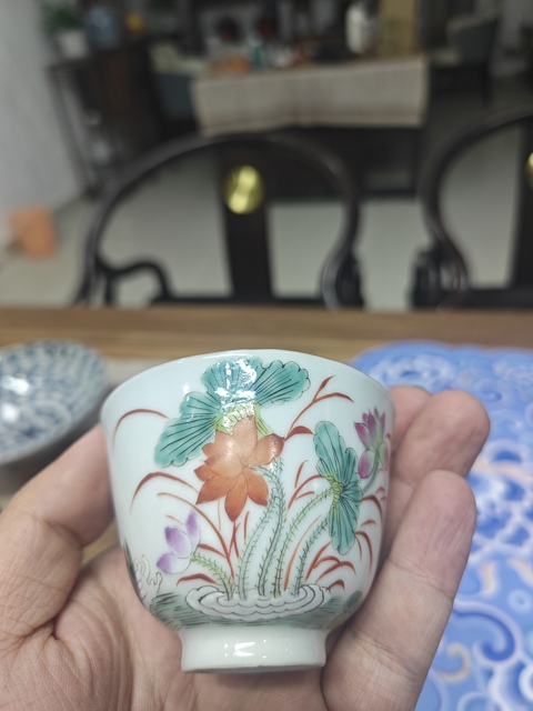 古玩陶瓷清晚期 粉彩外蓮池鴛鴦內金玉滿堂圖茶杯真品鑒賞圖