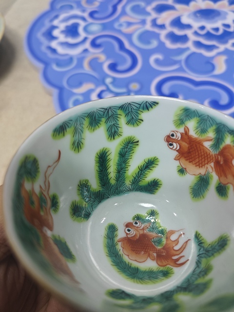 古玩陶瓷清晚期 粉彩外蓮池鴛鴦內金玉滿堂圖茶杯真品鑒賞圖