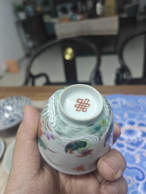 古玩陶瓷清晚期 粉彩外蓮池鴛鴦內金玉滿堂圖茶杯真品鑒賞圖