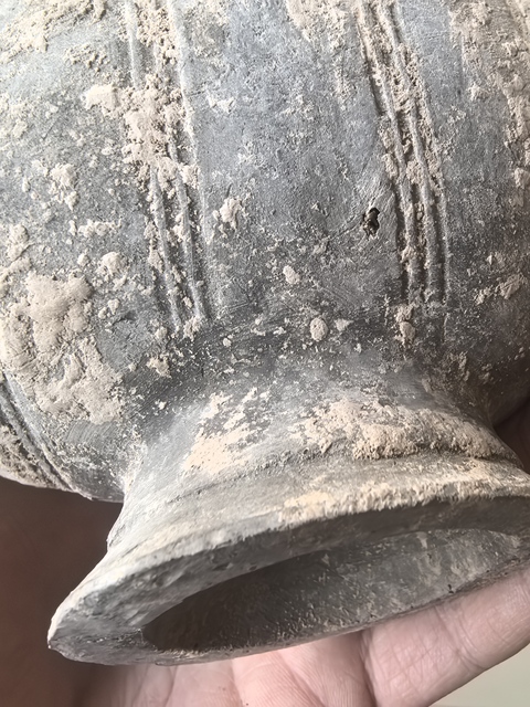 古玩陶瓷灰陶旋紋繭式壺真品鑒賞圖