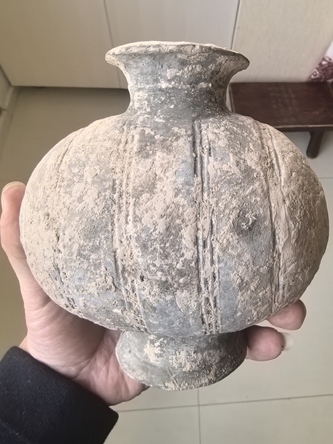 古玩陶瓷灰陶旋紋繭式壺真品鑒賞圖