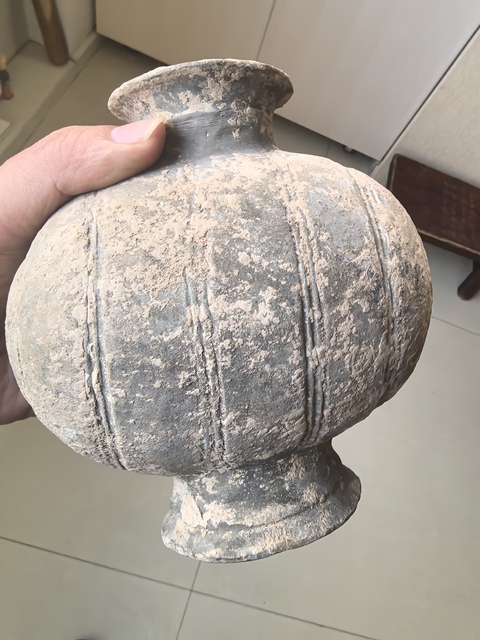 古玩陶瓷灰陶旋紋繭式壺真品鑒賞圖