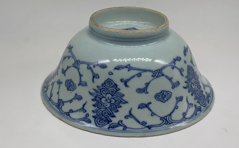 古玩陶瓷青花纏枝花卉紋蓋碗真品鑒賞圖