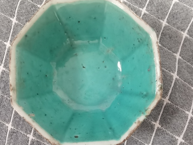 古玩陶瓷花蝶紋粉彩八角碗真品鑒賞圖