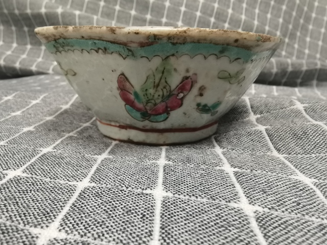 古玩陶瓷花蝶紋粉彩八角碗真品鑒賞圖