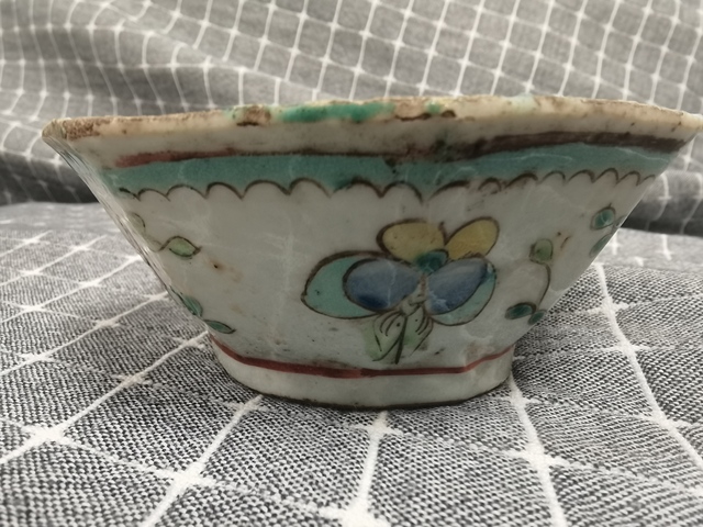 古玩陶瓷花蝶紋粉彩八角碗真品鑒賞圖