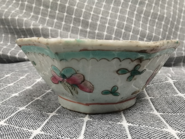 古玩陶瓷花蝶紋粉彩八角碗真品鑒賞圖