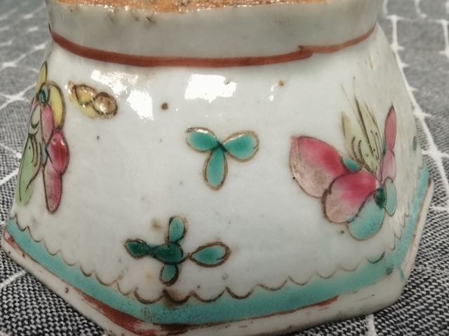 古玩陶瓷花蝶紋粉彩八角碗真品鑒賞圖