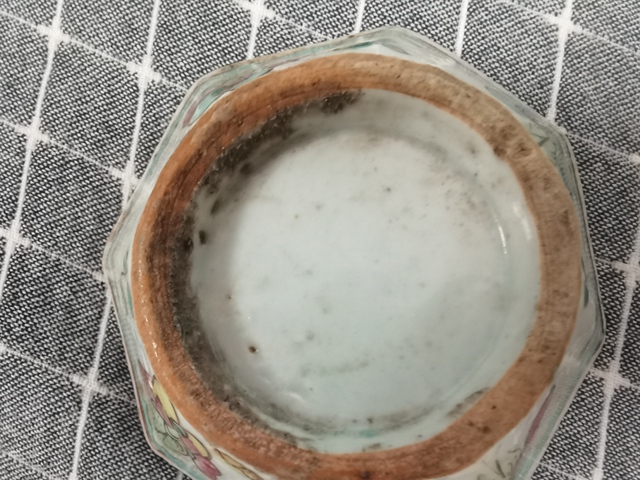 古玩陶瓷花蝶紋粉彩八角碗真品鑒賞圖