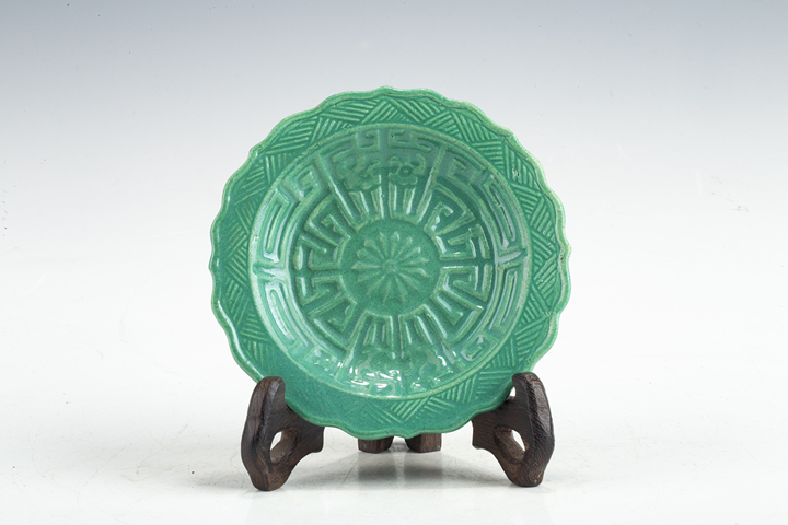 古玩陶瓷清晚·綠釉模印夔龍紋花口盤真品鑒賞圖