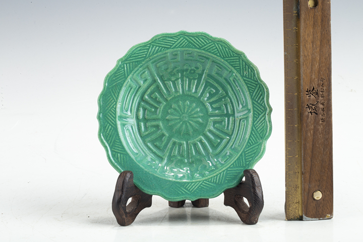 古玩陶瓷清晚·綠釉模印夔龍紋花口盤真品鑒賞圖