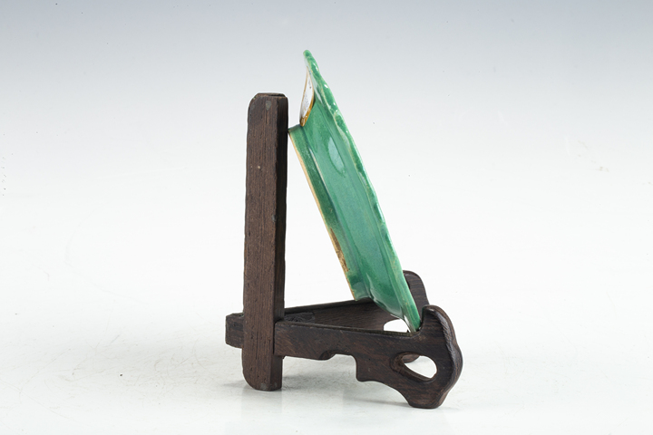 古玩陶瓷清晚·綠釉模印夔龍紋花口盤真品鑒賞圖