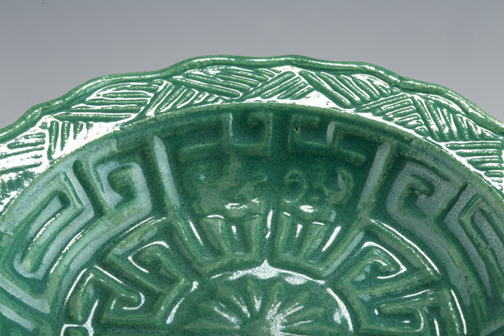 古玩陶瓷清晚·綠釉模印夔龍紋花口盤真品鑒賞圖