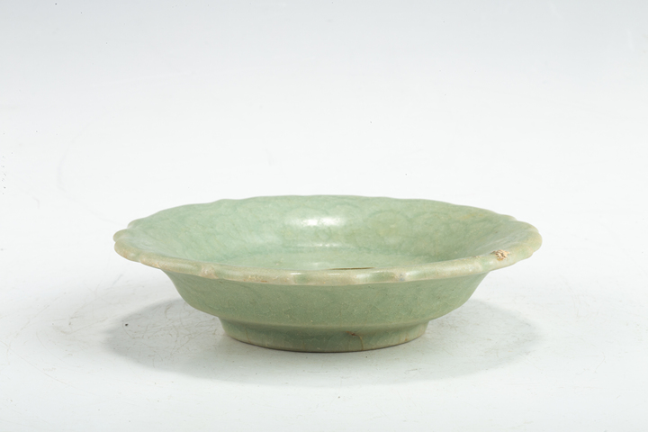 古玩陶瓷明末清初·青釉模印花卉紋花口盤(pán)真品鑒賞圖