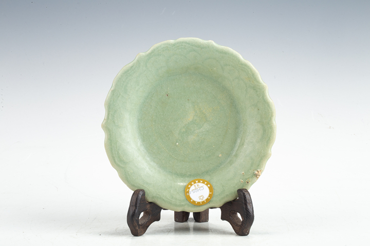 古玩陶瓷明末清初·青釉模印花卉紋花口盤(pán)真品鑒賞圖