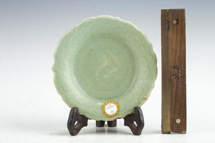 古玩陶瓷明末清初·青釉模印花卉紋花口盤(pán)真品鑒賞圖