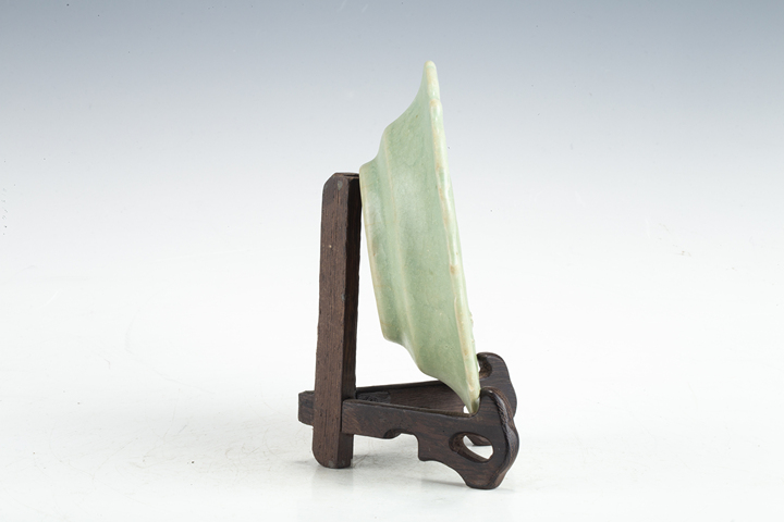 古玩陶瓷明末清初·青釉模印花卉紋花口盤(pán)真品鑒賞圖