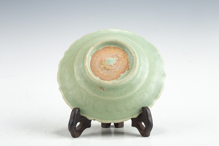 古玩陶瓷明末清初·青釉模印花卉紋花口盤(pán)真品鑒賞圖