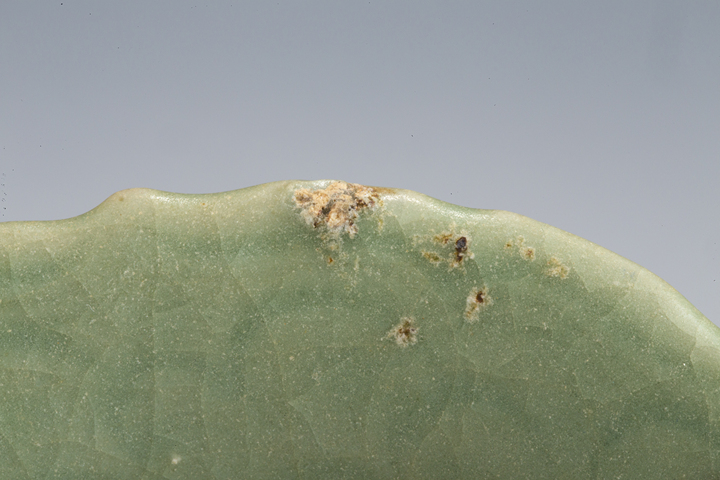 古玩陶瓷明末清初·青釉模印花卉紋花口盤(pán)真品鑒賞圖