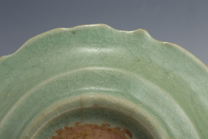 古玩陶瓷明末清初·青釉模印花卉紋花口盤(pán)真品鑒賞圖