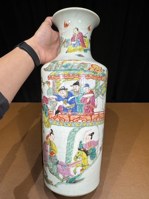 古玩陶瓷人物紋粉彩撇口瓶真品鑒賞圖