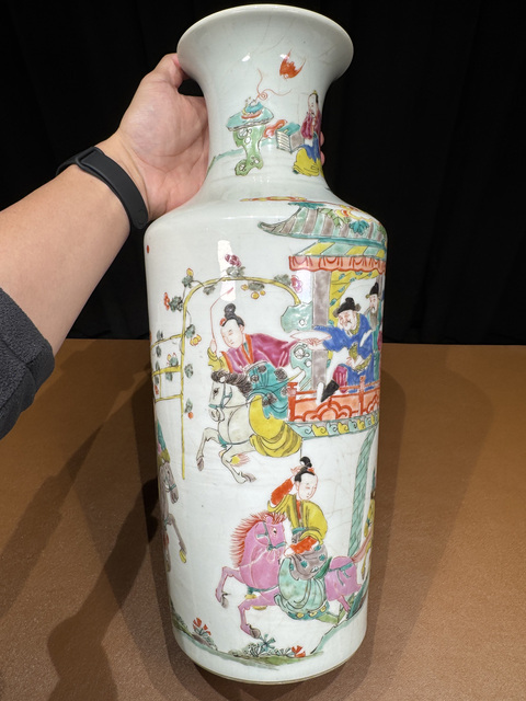 古玩陶瓷人物紋粉彩撇口瓶真品鑒賞圖