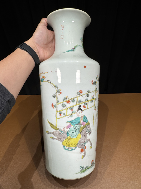 古玩陶瓷人物紋粉彩撇口瓶真品鑒賞圖