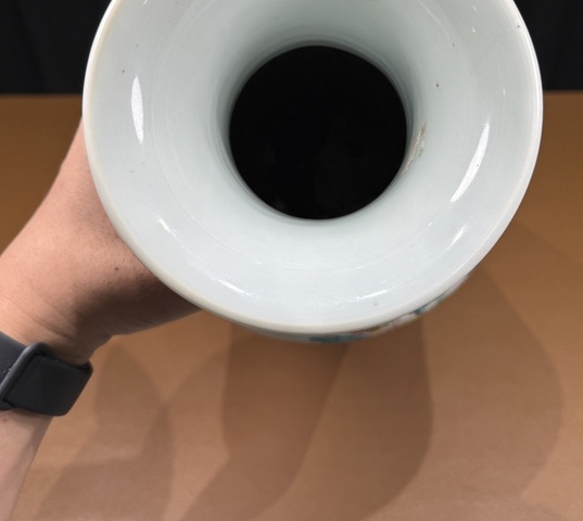 古玩陶瓷人物紋粉彩撇口瓶真品鑒賞圖