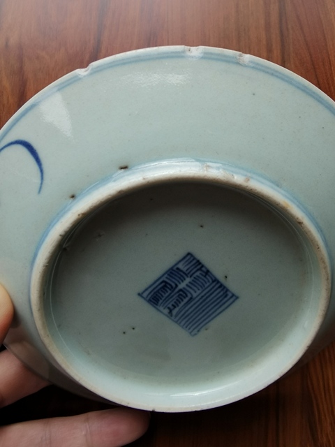 古玩陶瓷花卉紋青花盤真品鑒賞圖