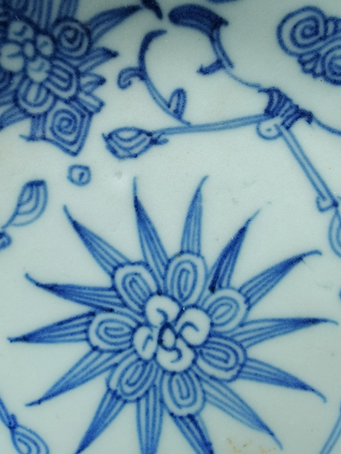 古玩陶瓷花卉紋青花盤真品鑒賞圖