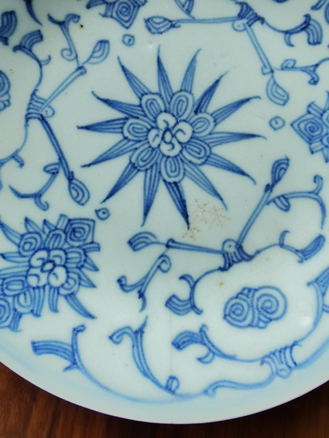 古玩陶瓷花卉紋青花盤真品鑒賞圖