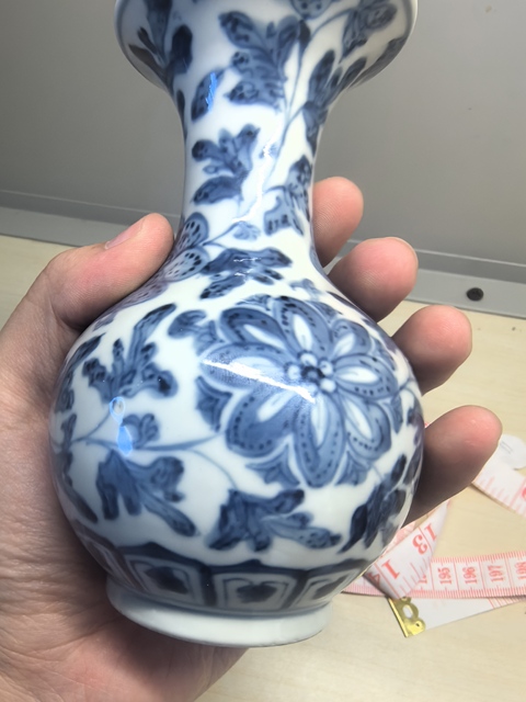 古玩陶瓷青花纏枝花卉紋撇口瓶真品鑒賞圖