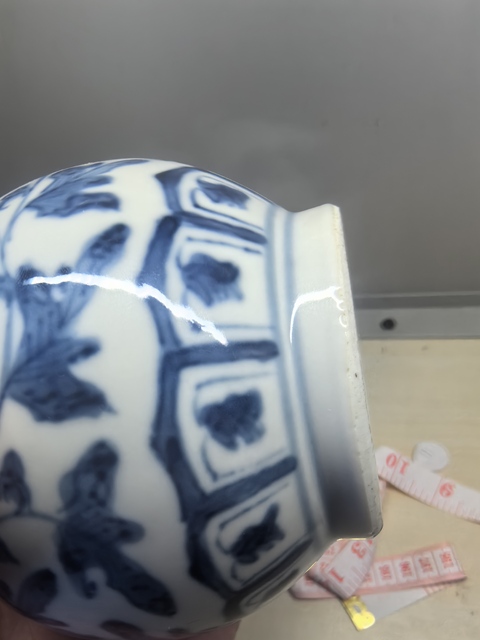 古玩陶瓷青花纏枝花卉紋撇口瓶真品鑒賞圖