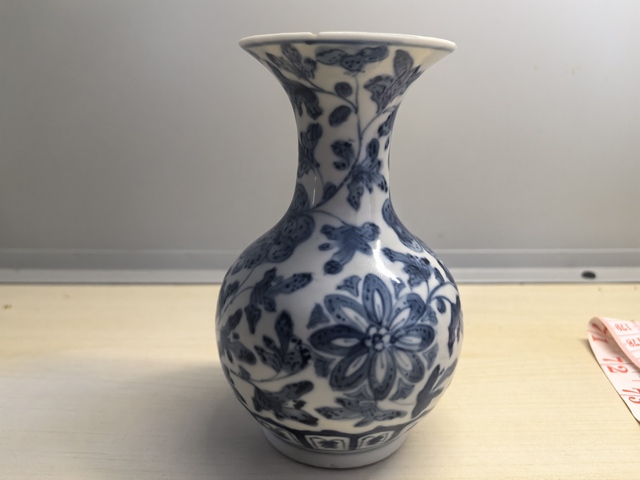 古玩陶瓷青花纏枝花卉紋撇口瓶真品鑒賞圖