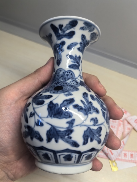 古玩陶瓷青花纏枝花卉紋撇口瓶真品鑒賞圖