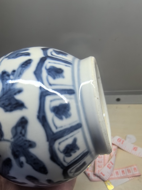 古玩陶瓷青花纏枝花卉紋撇口瓶真品鑒賞圖