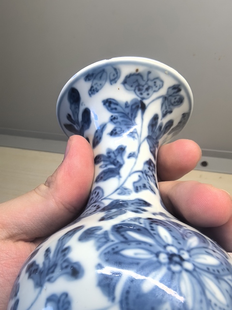 古玩陶瓷青花纏枝花卉紋撇口瓶真品鑒賞圖