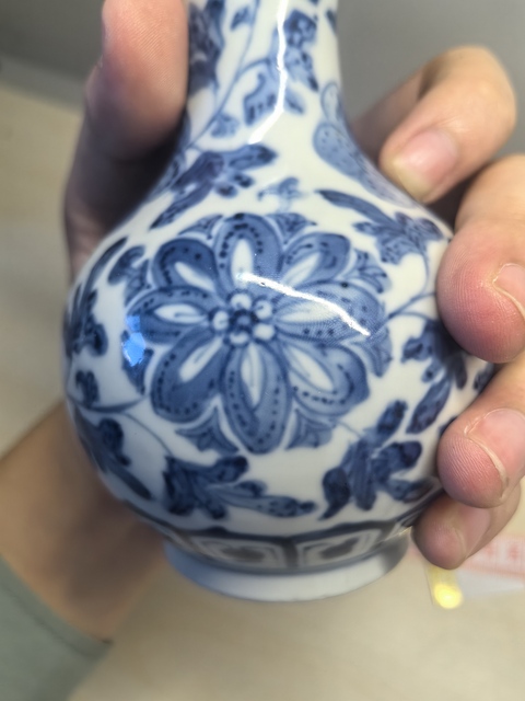 古玩陶瓷青花纏枝花卉紋撇口瓶真品鑒賞圖