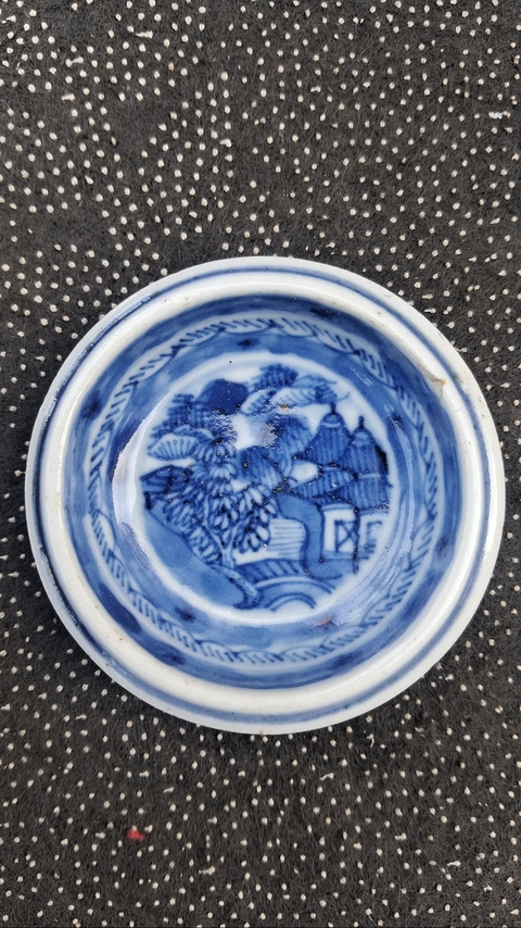 古玩陶瓷樓臺亭閣山水紋青花指捻碟真品鑒賞圖