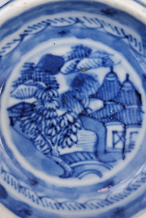 古玩陶瓷樓臺亭閣山水紋青花指捻碟真品鑒賞圖