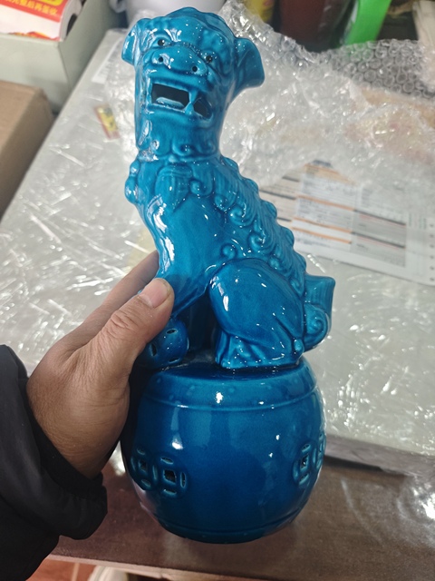 古玩陶瓷孔雀藍(lán)釉獅子塑像真品鑒賞圖