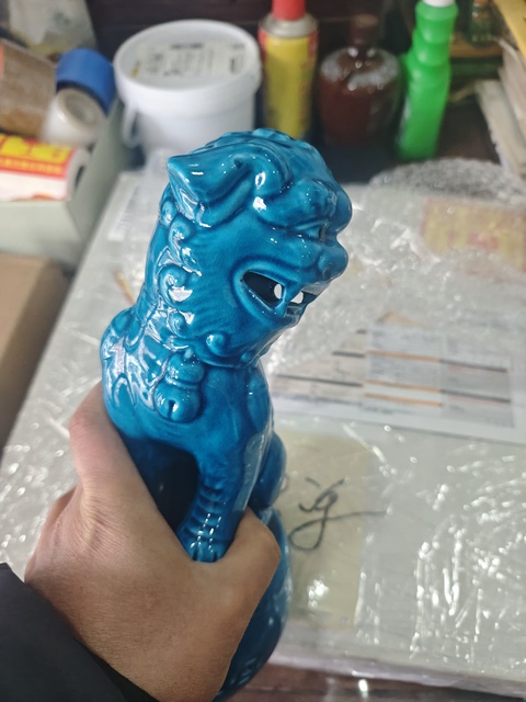 古玩陶瓷孔雀藍(lán)釉獅子塑像真品鑒賞圖