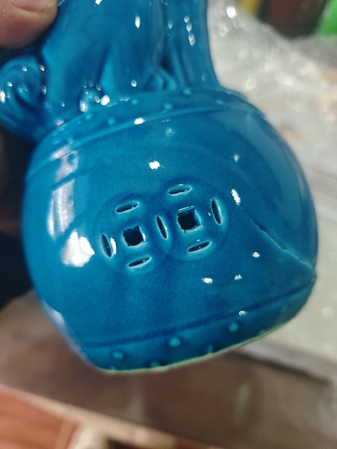 古玩陶瓷孔雀藍(lán)釉獅子塑像真品鑒賞圖