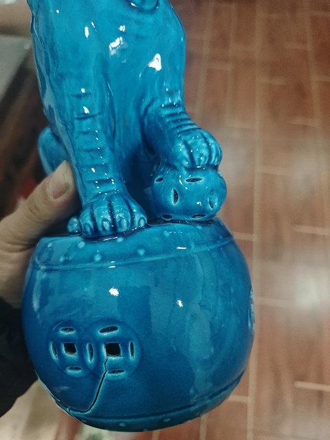 古玩陶瓷孔雀藍(lán)釉獅子塑像真品鑒賞圖