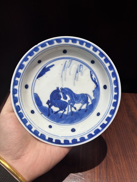 古玩陶瓷青花柳蔭雙駿圖盤真品鑒賞圖