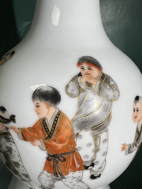 古玩陶瓷粉彩嬰戲圖賞瓶真品鑒賞圖