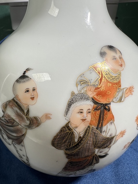 古玩陶瓷粉彩嬰戲圖賞瓶真品鑒賞圖