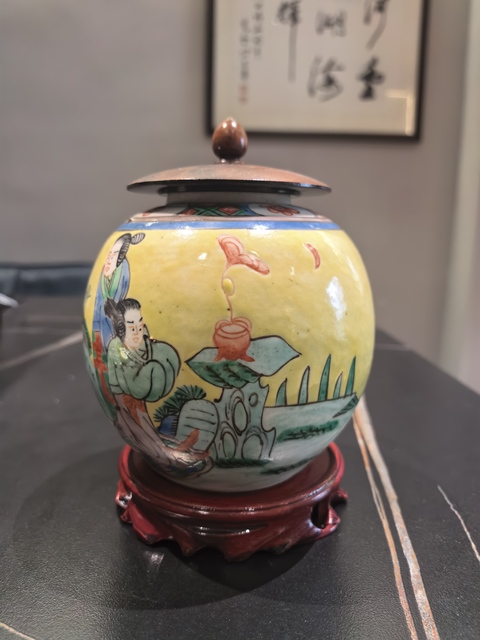 古玩陶瓷黃地粉彩人物故事紋茶入真品鑒賞圖